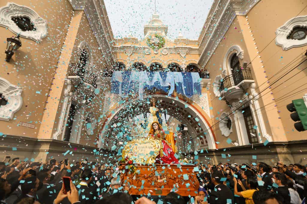 Celebración de la Virgen de Guadalupe en México con fieles, confeti y colorido, en un festivo acto religioso y cultural que refleja devoción, tradición y cultura mexicana en la celebración anual.