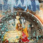 Láser de confeti de colores en la celebración de Semana Santa con figuras religiosas en una procesión tradicional. – SoyMigrante.com REVISTA