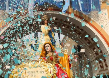 Láser de confeti de colores en la celebración de Semana Santa con figuras religiosas en una procesión tradicional. – SoyMigrante.com REVISTA