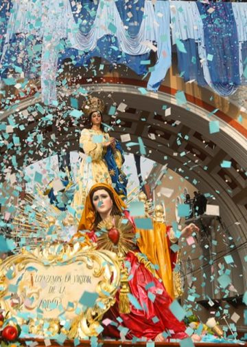 Láser de confeti de colores en la celebración de Semana Santa con figuras religiosas en una procesión tradicional. – SoyMigrante.com REVISTA