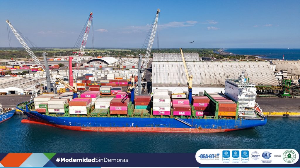 La portuaria Quetzal es la única salida marítima de Guatemala sobre el océano Pacífico. Por ello aquí pasan muchas exportaciones e importaciones. Foto Puerto Quetzal.