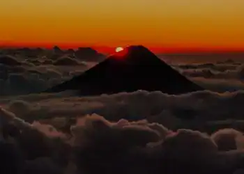 Mexico, volcán Popocatépetl, atardecer en las nubes, imagen espectacular, fotografía de paisaje, vista aérea, naturaleza, volcán activo, cielo colorido, amanecer, paisaje volcánico, fenómenos naturales, turismo en México, paisaje internacional.