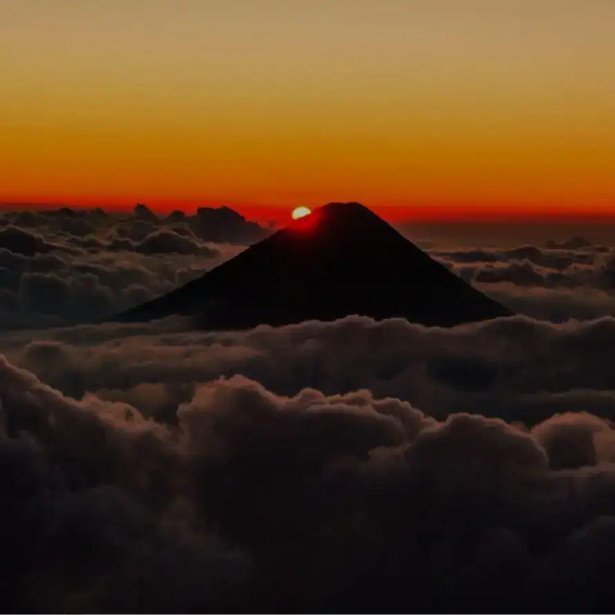 Mexico, volcán Popocatépetl, atardecer en las nubes, imagen espectacular, fotografía de paisaje, vista aérea, naturaleza, volcán activo, cielo colorido, amanecer, paisaje volcánico, fenómenos naturales, turismo en México, paisaje internacional. – SoyMigrante.com REVISTA