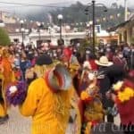Diversidad cultural en celebración tradicional en Chile, con disfraces coloridos y música en vivo en una plaza concurrida. – SoyMigrante.com REVISTA