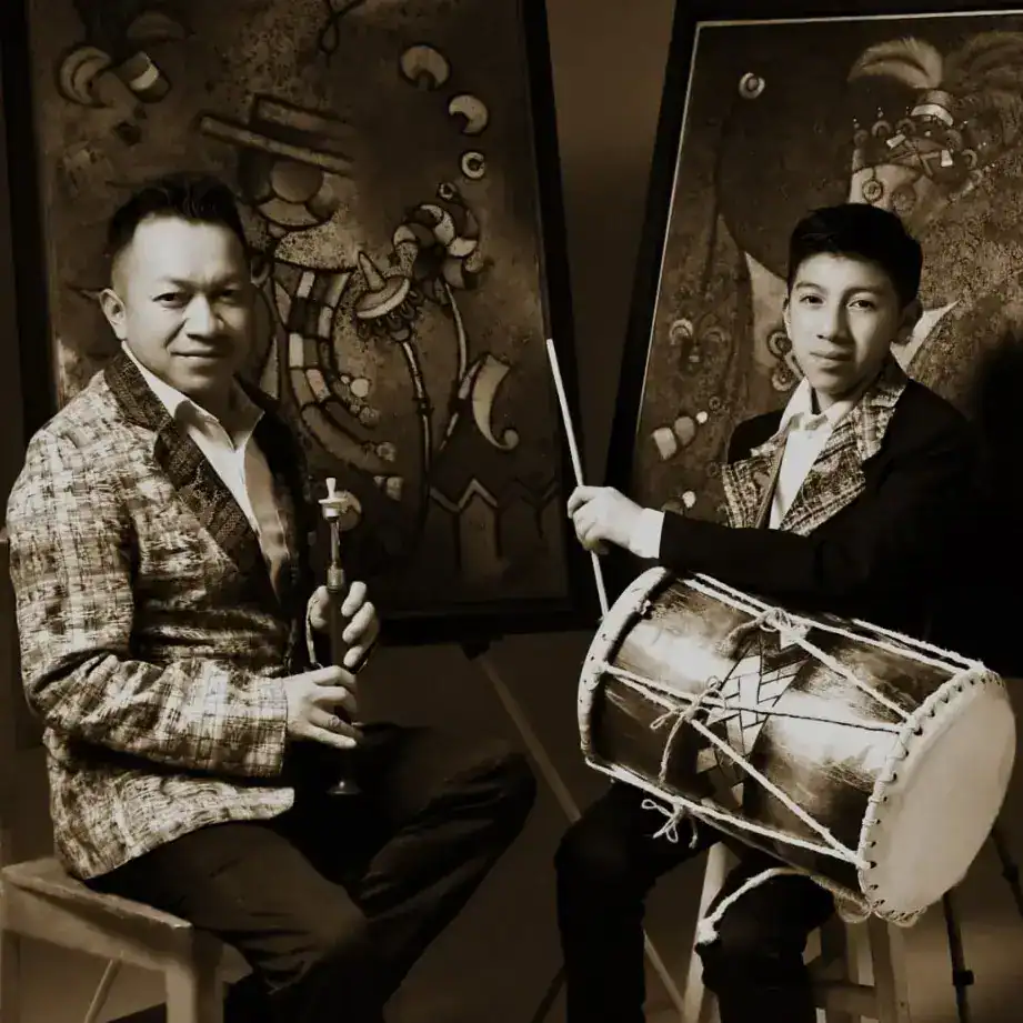 Profesionales músicos latinoamericanos en un evento cultural, tocando instrumentos tradicionales y participando en actividades artísticas en un entorno vibrante y colorido. – SoyMigrante.com REVISTA