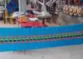 Entretejido artesanal colorido en mercado tradicional mexicano, exhibiendo tejidos y accesorios culturales, representando la riqueza de la cultura indígena en comunidades rurales.