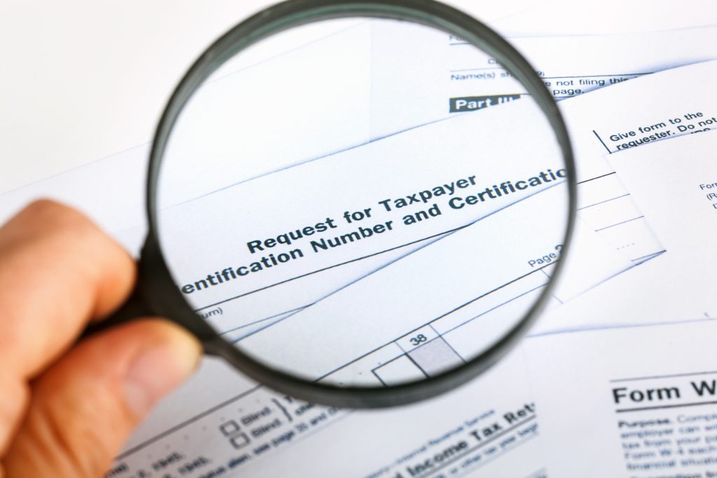 US Individual Tax Return Form 1040 close up with magnifying glas – SoyMigrante.com REVISTA – SoyMigrante.com REVISTA