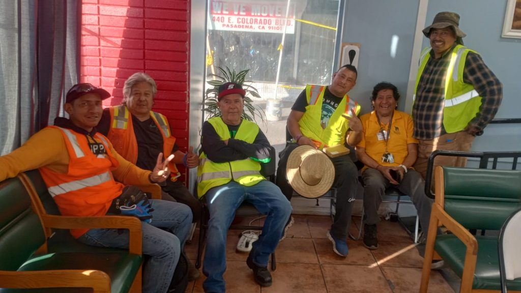 Guatemaltecos descansan un momento mientras llega el momento de retomar los trabajos de limpieza.