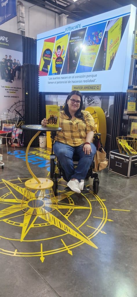 María Fernanda Jiménez ha superado retos desde su silla de ruedas, porque su mente y su voluntad son libres y no tienen límite. Su más reciente libro se inspira en la función de una brújula: orientar una dirección correcta. (Foto: Cortesía, María Fernanda Jiménez) – SoyMigrante.com REVISTA