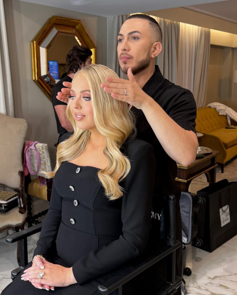 Axel se encargó de peinar a Tiffany Trump, hija del presidente de EE.UU. Donald Trump para la gala de toma de posesión. Este momento estuvo precedido por conversaciones con ella para elegir un estilo a su gusto y acorde a la ocasión. El equipo de Axel se encargó de peinar a otros dos integrantes de la familia presidencial. (Foto FB Axel Vásquez) – SoyMigrante.com REVISTA Axel se encargó de peinar a Tiffany Trump, hija del presidente de EE.UU. Donald Trump para la gala de toma de posesión. Este momento estuvo precedido por conversaciones con ella para elegir un estilo a su gusto y acorde a la ocasión. El equipo de Axel se encargó de peinar a otros dos integrantes de la familia presidencial. (Foto FB Axel Vásquez) – SoyMigrante.com REVISTA