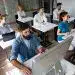 Aprendizaje en línea, jóvenes profesionales en aula moderna con computadoras y materiales, cultura de estudio, educación virtual, seminarios y capacitación en talento digital.