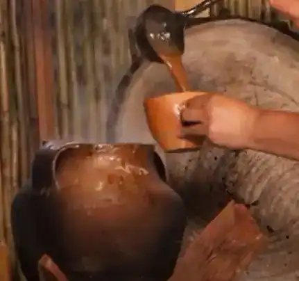 Aceite de oliva virgen extra siendo elaborado en un molino tradicional artesanal; proceso de extracción natural y tradicional, resaltando la importancia de la agricultura y la gastronomía en la cultura mediterránea. – SoyMigrante.com REVISTA