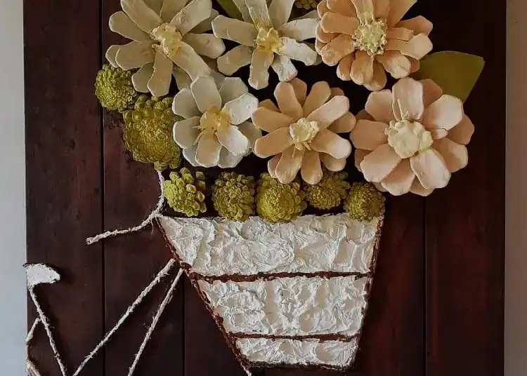 Mural de flores decorativas en tonos pastel, conrecipiente de cesto rústico y decorativo, en fondo de madera oscura, arte floral para decoración de interiores, estilo natural y elegante, para espacios acogedores y cálidos.