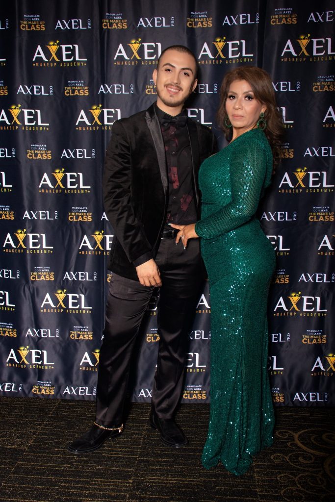 Axel Vásquez en un evento reciente junto a su mamá. – SoyMigrante.com REVISTA Axel Vásquez en un evento reciente junto a su mamá. – SoyMigrante.com REVISTA