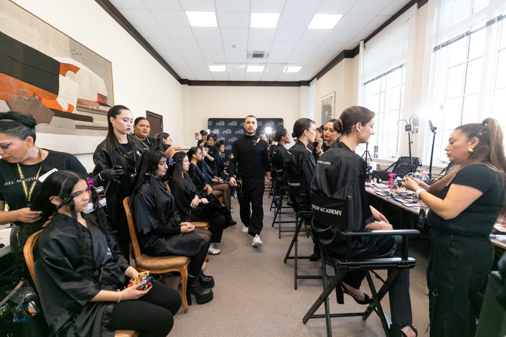 El estilista Axel Vásquez participó, junto a integrantes de su academia en la pasarela de moda Global Couture 2024 efectuada en la sede de la Organización de Estados Americanos, }OEA, en diciembre 2024.