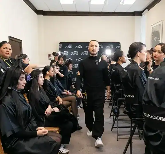 Maquillaje y peinado para estudiantes de estética en taller de formación profesional.
