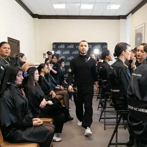 El estilista Axel Vásquez participó, junto a integrantes de su academia en la pasarela de moda Global Couture 2024 efectuada en la sede de la Organización de Estados Americanos, }OEA, en diciembre 2024. – SoyMigrante.com REVISTA Maquillaje y peinado para estudiantes de estética en taller de formación profesional.