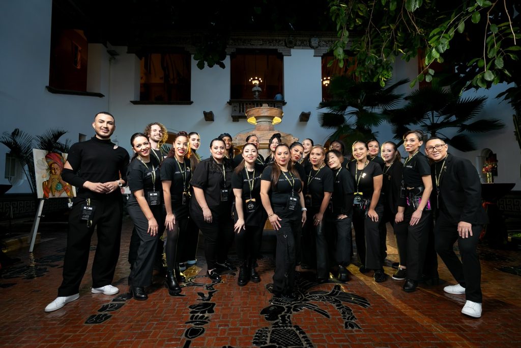 El estilista Axel Vásquez participó, junto a integrantes de su academia en la pasarela de moda Global Couture 2024 efectuada en la sede de la Organización de Estados Americanos, }OEA, en diciembre 2024.