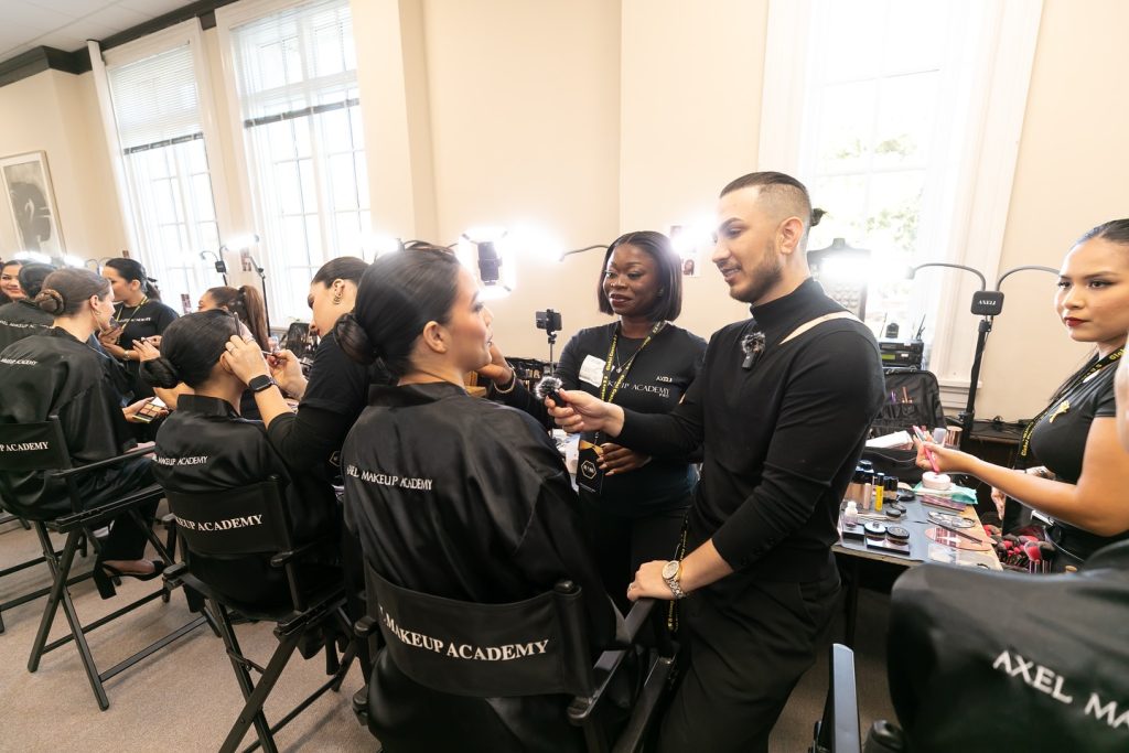El estilista Axel Vásquez participó, junto a integrantes de su academia en la pasarela de moda Global Couture 2024 efectuada en la sede de la Organización de Estados Americanos, }OEA, en diciembre 2024.