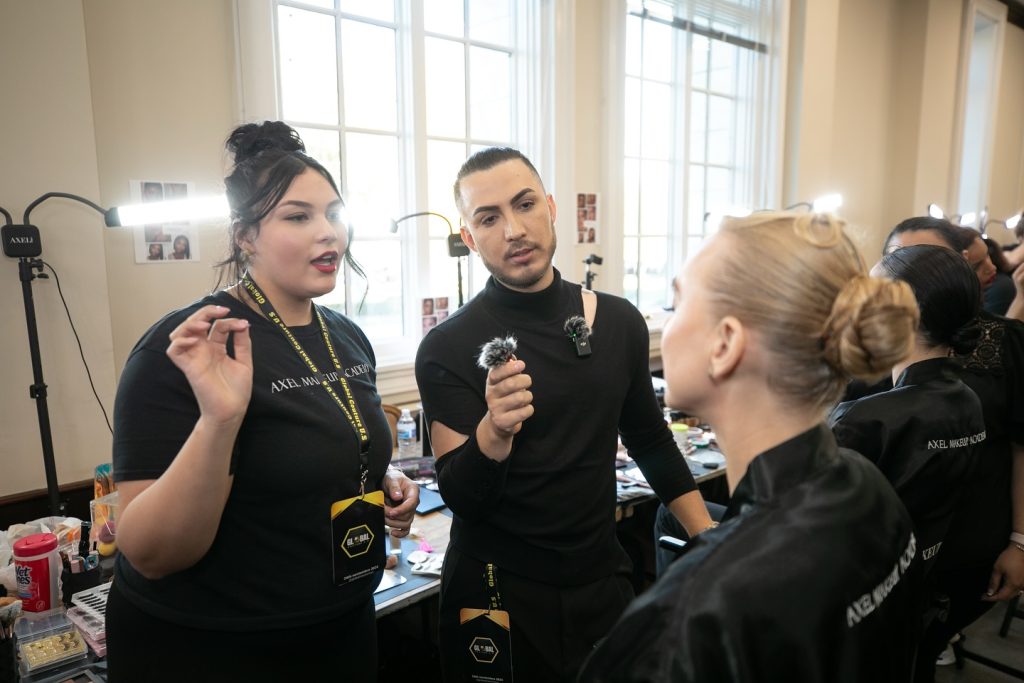 El estilista Axel Vásquez participó, junto a integrantes de su academia en la pasarela de moda Global Couture 2024 efectuada en la sede de la Organización de Estados Americanos, }OEA, en diciembre 2024.