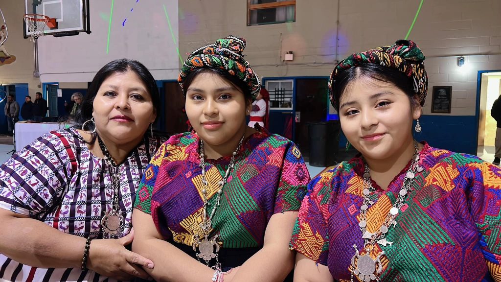 El amor por las raíces multiculturales y la dignidad guatemalteca ha sido inculcado en Kaylee y su hermana Stephy, por su mamá, la líder migrante Letty Barán – SoyMigrante.com REVISTA El amor por las raíces multiculturales y la dignidad guatemalteca ha sido inculcado en Kaylee y su hermana Stephy, por su mamá, la líder migrante Letty Barán – SoyMigrante.com REVISTA