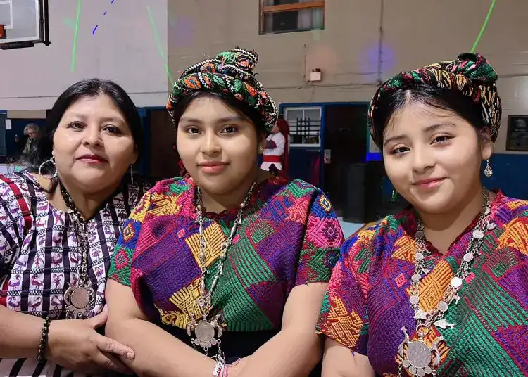 Vestido tradicional y accesorios culturales en evento de migrantes mexicanos en EE. UU. Celebración de raíces y cultura indígena en comunidad migrante. – SoyMigrante.com REVISTA