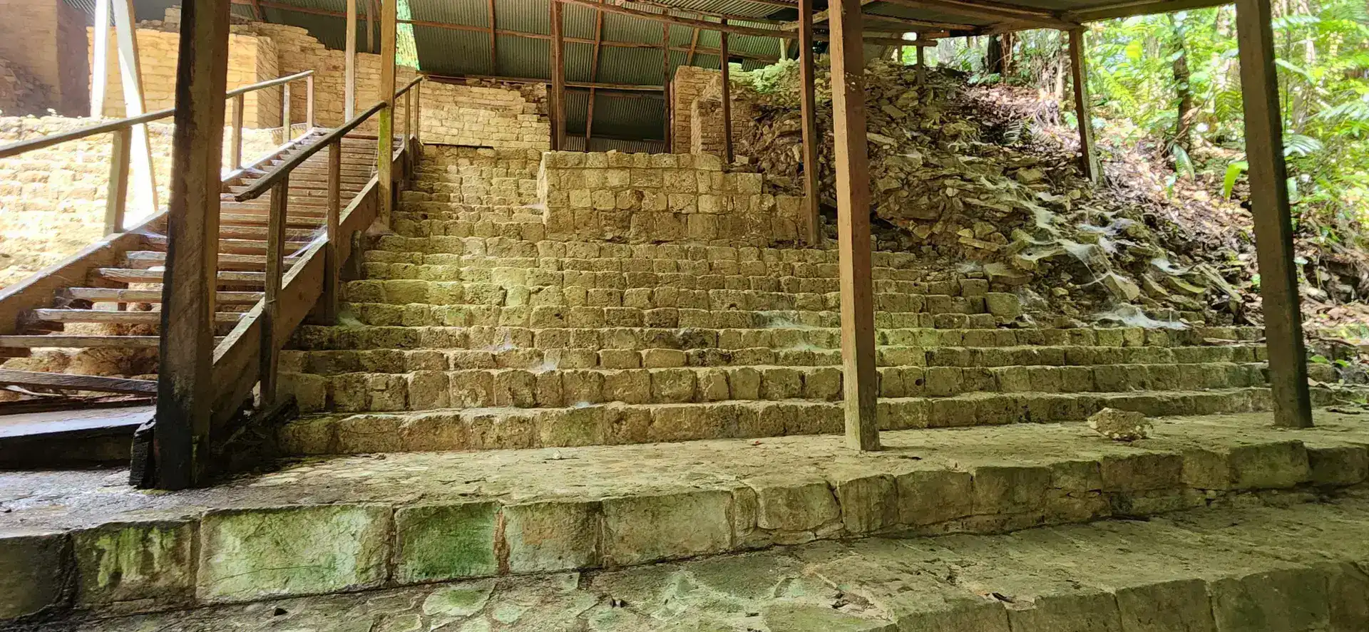 ¿Es cierto que está en el abandono el gran sitio maya Cancuén en Petén?
