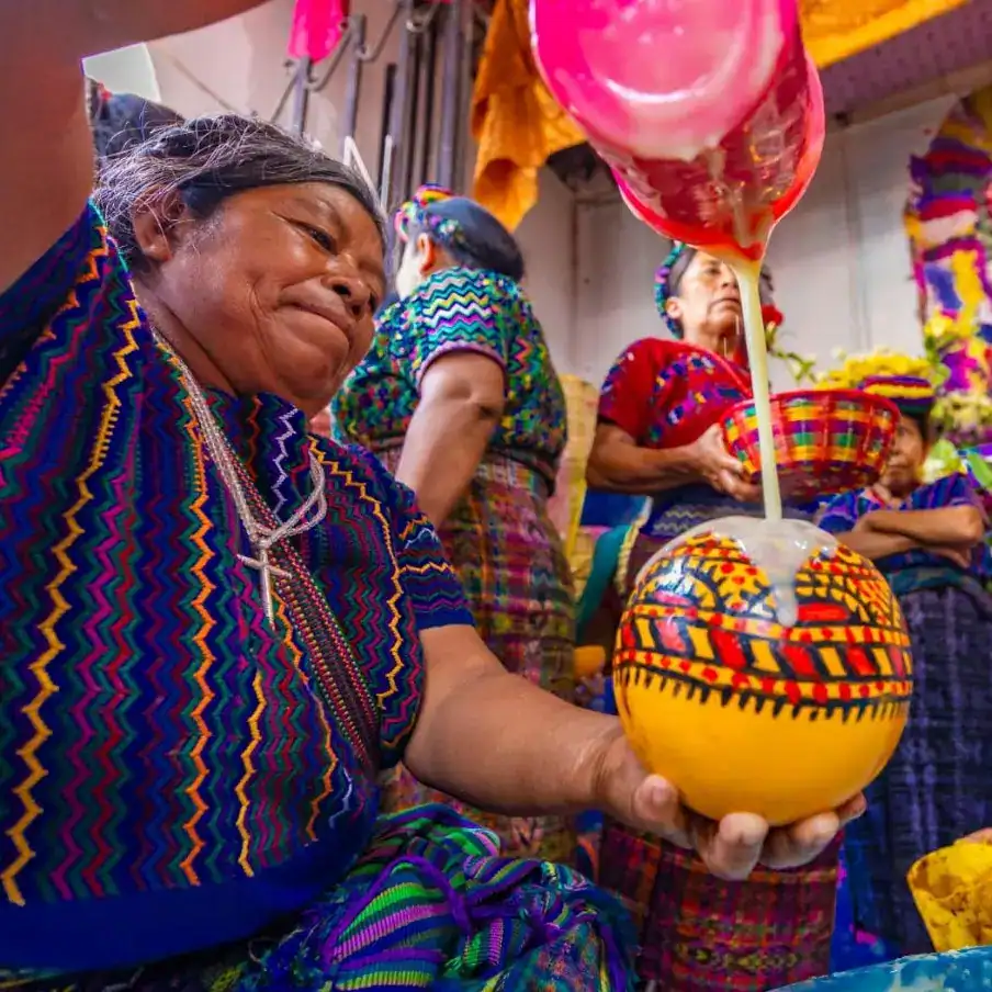 Artesanía y cultura indígena en México, celebrando tradiciones con coloridas textiles, cerámicas y rituales ancestrales, resaltando la identidad y patrimonio de las comunidades originarias. – SoyMigrante.com REVISTA