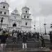 Imponente iglesia colonial blanca en el centro de la ciudad con multitud de visitantes en la escalinata. – SoyMigrante.com REVISTA