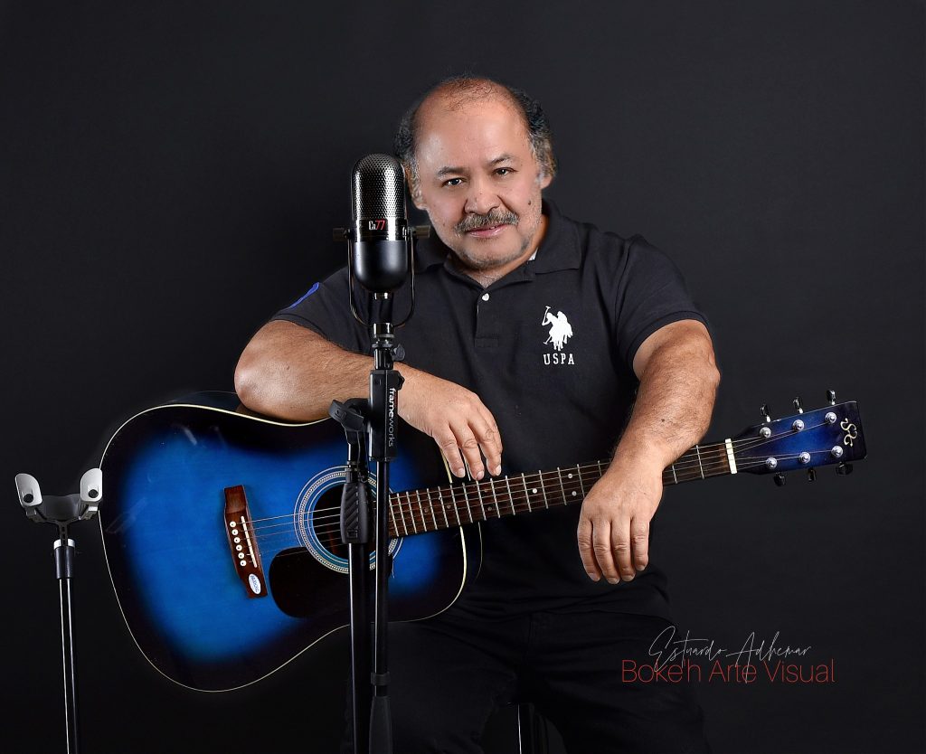 El productor musical y fotógrafo guatemalteco en Chicago, Estuardo Adhemar Martínez domina varios instrumentos de cuerda, viento y percusión. Considera importante este conocimiento para poder dirigir a los artistas y generar un mejor producto musical. – SoyMigrante.com REVISTA El productor musical y fotógrafo guatemalteco en Chicago, Estuardo Adhemar Martínez domina varios instrumentos de cuerda, viento y percusión. Considera importante este conocimiento para poder dirigir a los artistas y generar un mejor producto musical. – SoyMigrante.com REVISTA