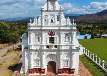 Imágenes de la iglesia colonial en un pueblo de México con paisaje montañoso y cielo despejado, representando patrimonio cultural y arquitectónico.
