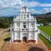 Imágenes de la iglesia colonial en un pueblo de México con paisaje montañoso y cielo despejado, representando patrimonio cultural y arquitectónico. – SoyMigrante.com REVISTA