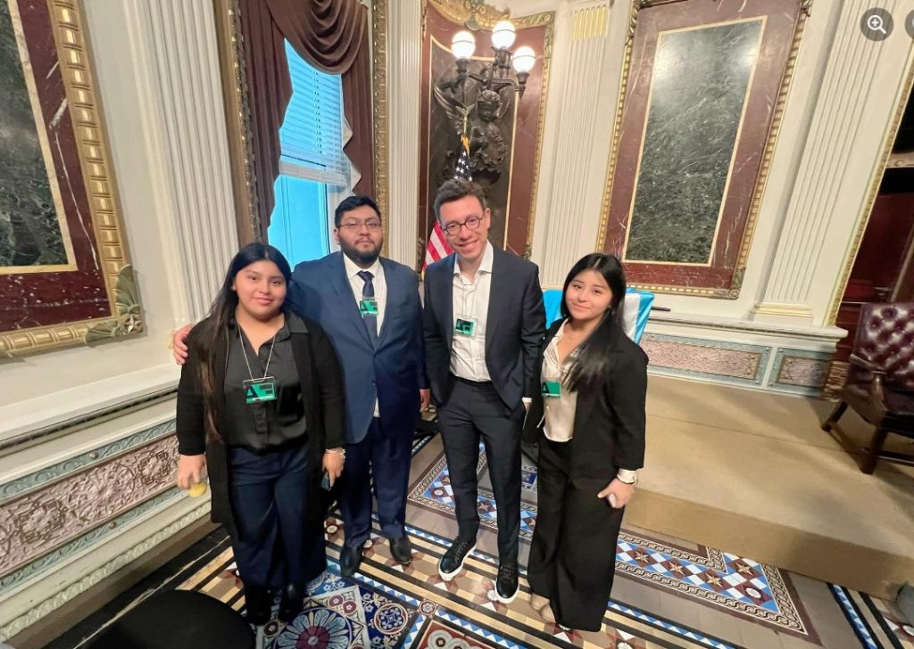Las hermanas Stephy y Kaylee Barán participaron en la gala ofrecida en la Casa Blanca, en diciembre último, en honor de la diáspora guatemalteca. Aquí posan junto a su hermano y el empresario tecnológico guatemalteco Luis Von Ahn. – SoyMigrante.com REVISTA Las hermanas Stephy y Kaylee Barán participaron en la gala ofrecida en la Casa Blanca, en diciembre último, en honor de la diáspora guatemalteca. Aquí posan junto a su hermano y el empresario tecnológico guatemalteco Luis Von Ahn. – SoyMigrante.com REVISTA