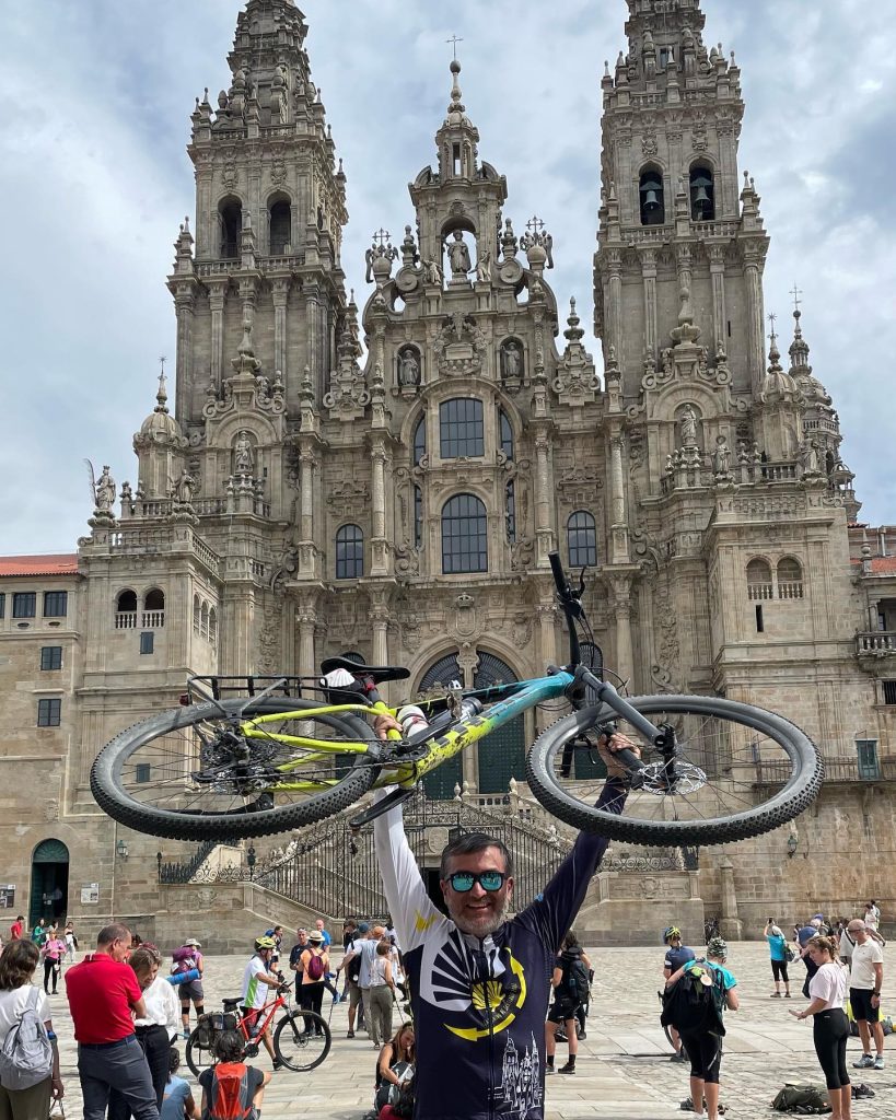 Los sueños son para cumplirlos, afirma Leonel Ponce. Este es el momento en el cual consigue la meta de llegar a la Catedral de Santiago de Compostela, en España. El recorrido de 780 kilómetros, con todo y sus desafíos, le hizo más agradecido y con una perspectiva distinta para valorar la vida. Compartir este testimonio con más personas fue el origen del libro El Camino de las Estrellas. – SoyMigrante.com REVISTA Los sueños son para cumplirlos, afirma Leonel Ponce. Este es el momento en el cual consigue la meta de llegar a la Catedral de Santiago de Compostela, en España. El recorrido de 780 kilómetros, con todo y sus desafíos, le hizo más agradecido y con una perspectiva distinta para valorar la vida. Compartir este testimonio con más personas fue el origen del libro El Camino de las Estrellas. – SoyMigrante.com REVISTA