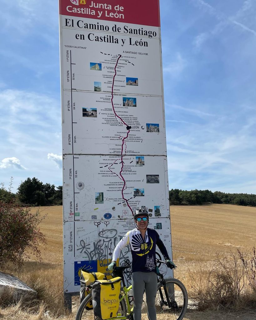 El Camino de Santiago puso a prueba la resistencia física, pero también las emociones y el espíritu de Leonel Ponce. Él compara esta prueba con otros recorridos y dificultades que se tienen en la vida. Por ello decidió convertirlo en un testimonio a través de su libro El Camino de las Estrellas. Foto frente a un mapa del Camino de Santiago, en 2022. – SoyMigrante.com REVISTA El Camino de Santiago puso a prueba la resistencia física, pero también las emociones y el espíritu de Leonel Ponce. Él compara esta prueba con otros recorridos y dificultades que se tienen en la vida. Por ello decidió convertirlo en un testimonio a través de su libro El Camino de las Estrellas. Foto frente a un mapa del Camino de Santiago, en 2022. – SoyMigrante.com REVISTA