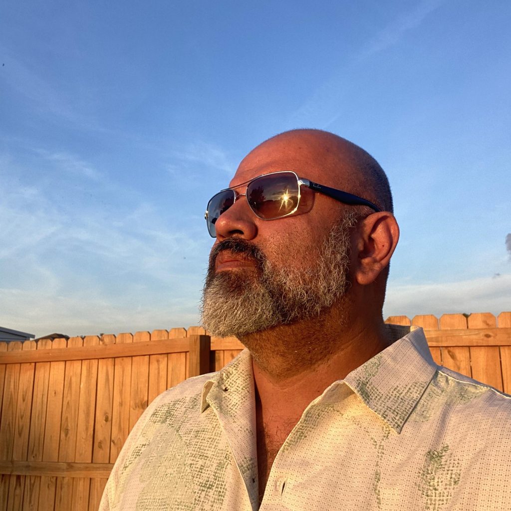 Lui Donis anhela seguir creando música, tanto para Radio Viejo como para otros artistas, en la vibrante escena creativa de Los Angeles. Sin embargo, por ser papá, desea proyectar valores de esperanza e ideales a los jóvenes. – SoyMigrante.com REVISTA Lui Donis anhela seguir creando música, tanto para Radio Viejo como para otros artistas, en la vibrante escena creativa de Los Angeles. Sin embargo, por ser papá, desea proyectar valores de esperanza e ideales a los jóvenes. – SoyMigrante.com REVISTA