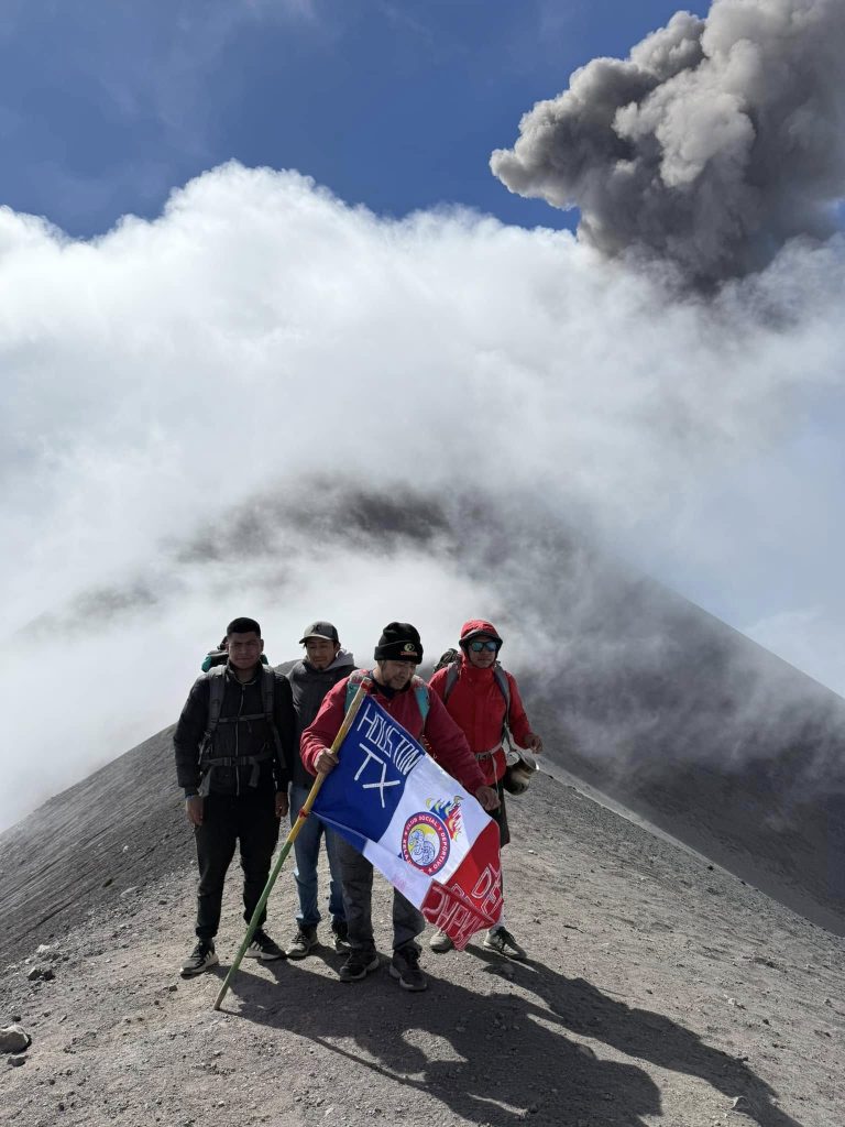 La respectiva foto con el volcán de Fuego al fondo, en plena explosión, marcó el logro de Antonio Marcos al ascender por primera vez la cumbre del Acatenango y admirar al coloso activo. – SoyMigrante.com REVISTA La respectiva foto con el volcán de Fuego al fondo, en plena explosión, marcó el logro de Antonio Marcos al ascender por primera vez la cumbre del Acatenango y admirar al coloso activo. – SoyMigrante.com REVISTA