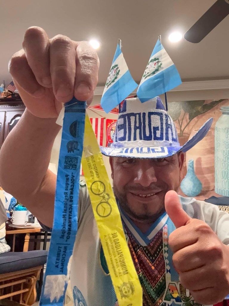 Ya de vuelta en Texas, Antonio Marcos muestra los dos brazaletes que representan los dos pagos que se hacen para poder subir al volcán de Acatenango. Los guarda como recuerdo de una meta cumplida. – SoyMigrante.com REVISTA Ya de vuelta en Texas, Antonio Marcos muestra los dos brazaletes que representan los dos pagos que se hacen para poder subir al volcán de Acatenango. Los guarda como recuerdo de una meta cumplida. – SoyMigrante.com REVISTA
