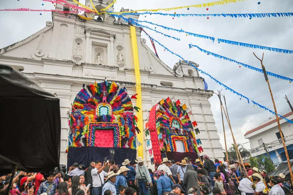 Colores y festividades tradicionales en la celebración de Las Islas de la Virgen en Guatemala, con alta participación comunitaria, ofrendas y arte indígena, promoviendo cultura, identidad y turismo en la región. – SoyMigrante.com REVISTA