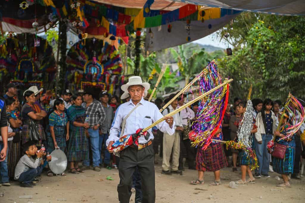 Coloresadas danzas tradicionales en festival cultural de migrantes en México, celebrando raíces indígenas y comunidad. – SoyMigrante.com REVISTA