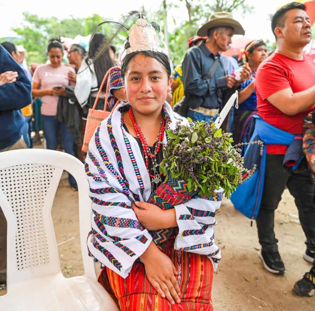 México, comunidad indígena, mujer con vestimenta tradicional, flor de tilma, celebración cultural, migrantes, identidad cultural, Fiesta de las Flores, celebración tradicional, cultura indígena mexicana. – SoyMigrante.com REVISTA