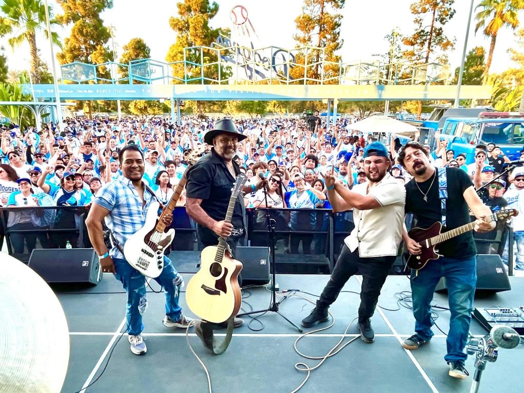 Lui Donis se ha presentado junto a Radio Viejo en escenarios de Guatemala y Estados Unidos, en donde muchos migrantes compatriotas corean sus temas. – SoyMigrante.com REVISTA Lui Donis se ha presentado junto a Radio Viejo en escenarios de Guatemala y Estados Unidos, en donde muchos migrantes compatriotas corean sus temas. – SoyMigrante.com REVISTA