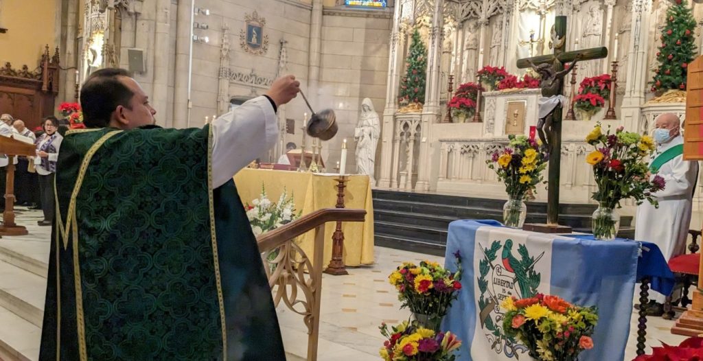 Ante la imagen del Cristo de Esquipulas de la iglesia Santa Ita, de Chicago, llegan a orar muchos fieles de Guatemala y otros países. Nótese la bandera guatemalteca en el altar del Señor de Esquipulas. Ceremonia de 2024. – SoyMigrante.com REVISTA Ante la imagen del Cristo de Esquipulas de la iglesia Santa Ita, de Chicago, llegan a orar muchos fieles de Guatemala y otros países. Nótese la bandera guatemalteca en el altar del Señor de Esquipulas. Ceremonia de 2024. – SoyMigrante.com REVISTA