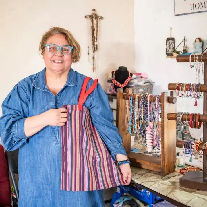 Artesanías y joyería de migrantes en exclusivo mercado con enfoque en cultura y tradición. – SoyMigrante.com REVISTA