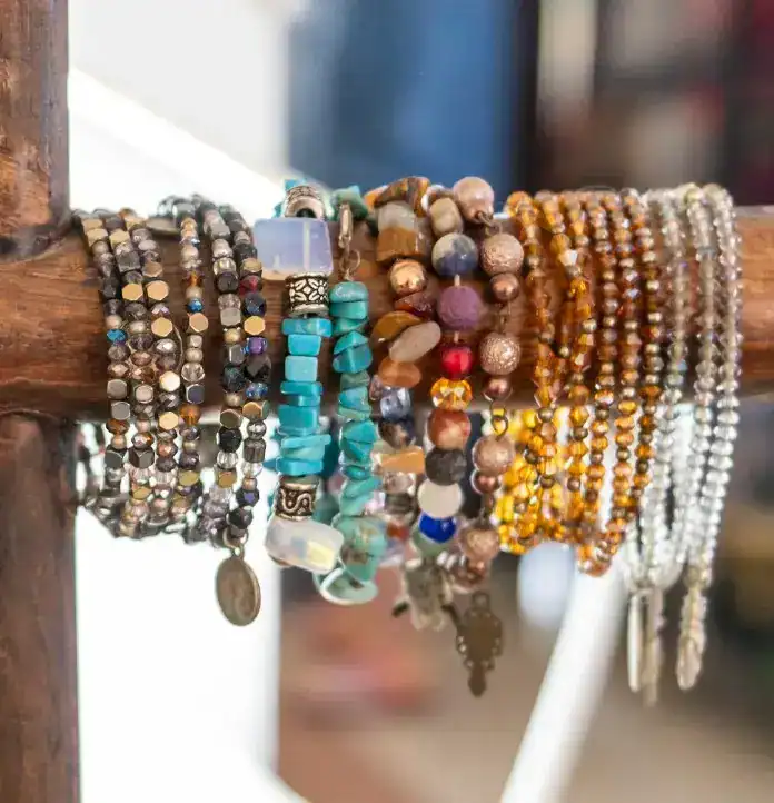 Pulseras hechas a mano con semillas, piedras y abalorios, como símbolo de cultura y tradición migrante en el contexto de SoyMigrante.com REVISTA. – SoyMigrante.com REVISTA