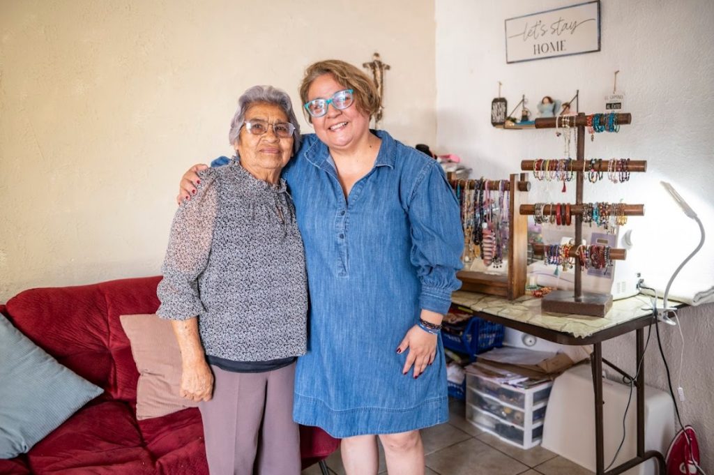 Silvia Flores, junto a Esperanza, su mamá, quien le enseñó a coser desde niña. "Mis raíces son mi familia y seguimos creciendo", dice la emprendedora que ahora tiene abierta su tienda digital en SoyMigrante.com MERCADO – SoyMigrante.com REVISTA Silvia Flores, junto a Esperanza, su mamá, quien le enseñó a coser desde niña. "Mis raíces son mi familia y seguimos creciendo", dice la emprendedora que ahora tiene abierta su tienda digital en SoyMigrante.com MERCADO – SoyMigrante.com REVISTA