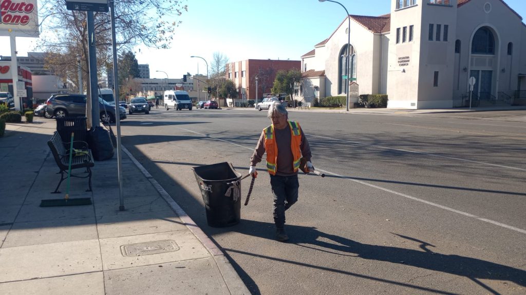 Recolectar la basura es una tarea sencilla pero significativa. Cada voluntario cuenta en la labor de recomenzar la vida en Los Angeles