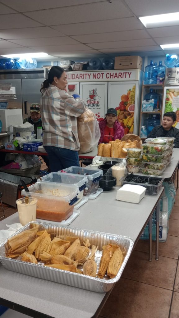 Mariela Osorio, originaria de Santa Rosa, Guatemala, sirve desayunos a voluntarios en el Centro de Trabajadores de Pasadena. (Foto Red Migrante Guatemalteca) – SoyMigrante.com REVISTA Mariela Osorio, originaria de Santa Rosa, Guatemala, sirve desayunos a voluntarios en el Centro de Trabajadores de Pasadena. (Foto Red Migrante Guatemalteca) – SoyMigrante.com REVISTA