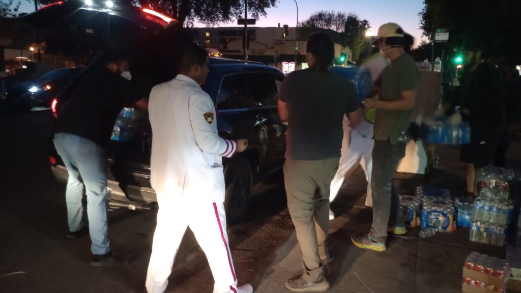Desde antes que salga el sol, ya hay voluntarios listos para servir en el Centro de Trabajadores de Los Angeles.
