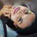 Vendedora de belleza con piel radiante, maquillaje profesional, rostro joven y sonrisa encantadora, imagen de moda y cuidado personal para revista SoyMigrante.com REVISTA.
